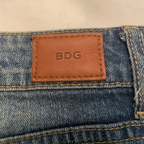 Urban Outfitters BDG Denim Shorts Midrise Shortie Distressed Med Wash Size 28 - Picture 7 of 7